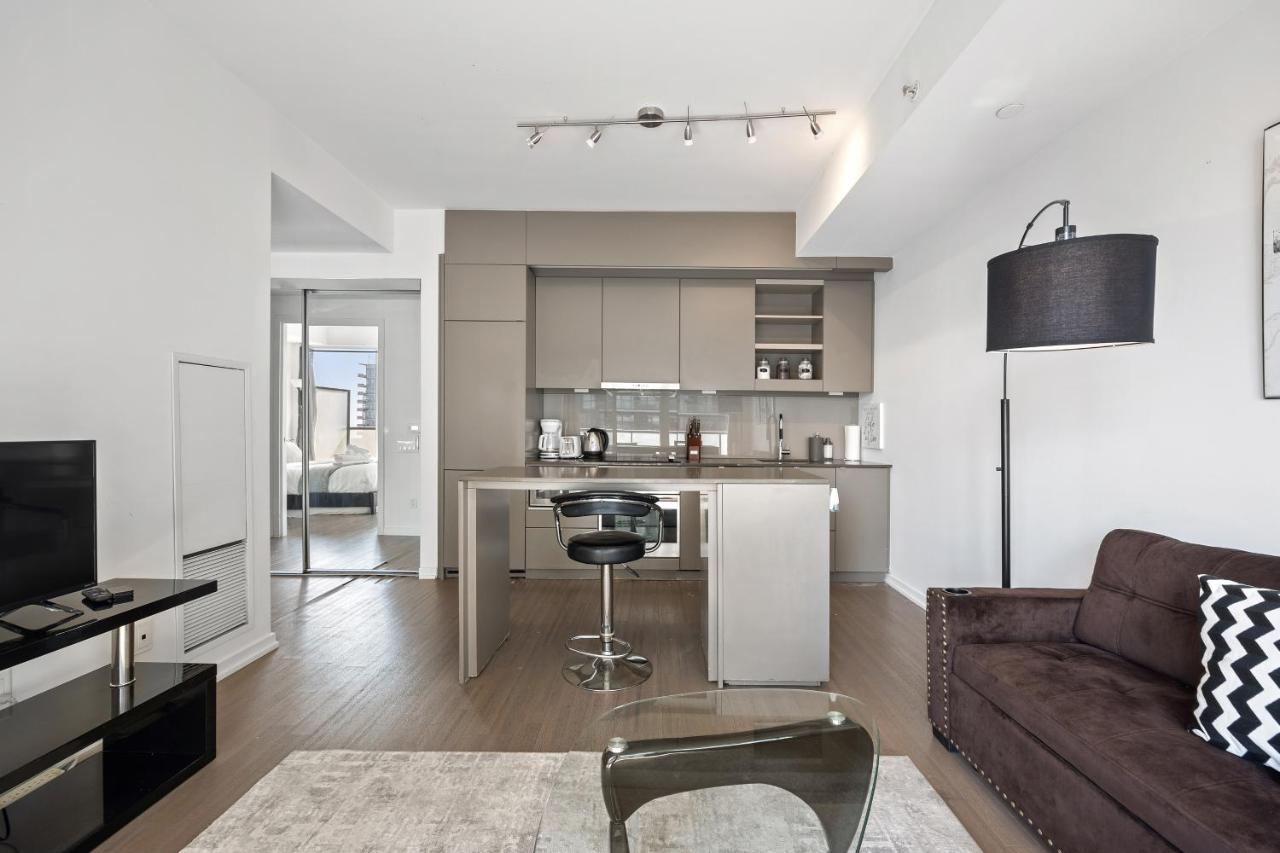 Modern Condo In The Heart Of Downtown โตรอนโต ภายนอก รูปภาพ