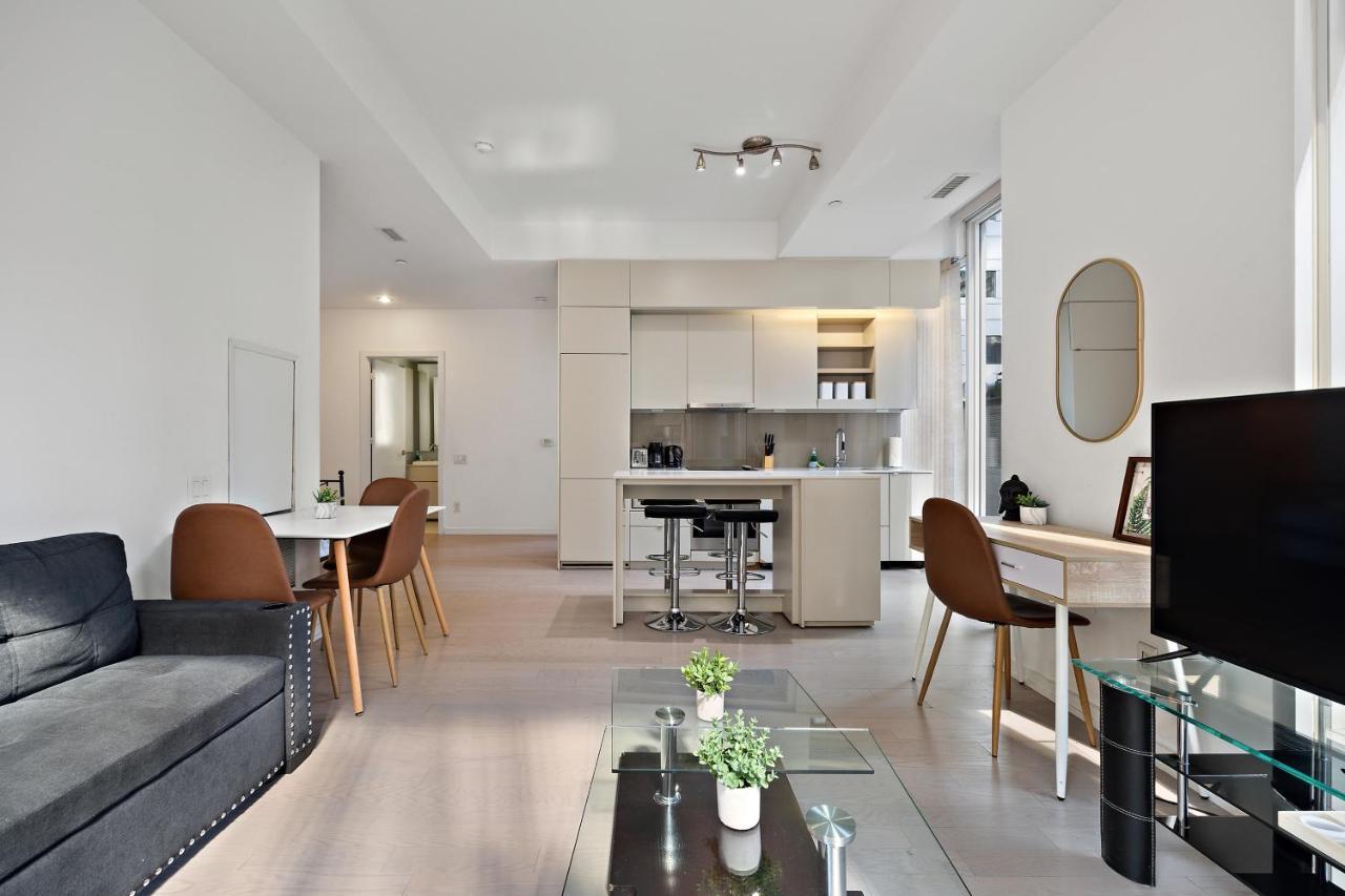 Modern Condo In The Heart Of Downtown โตรอนโต ภายนอก รูปภาพ